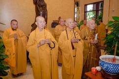 Chư tôn đức thành kính dâng hương tưởng niệm Trưởng lão Hòa thượng Thích Thiện Chơn – Thành viên Hội đồng Chứng minh, tại chùa Giác Nguyên