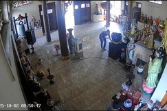 Đối tượng đang thực hiện hành vi trộm tiền công đức tại chùa Long Thọ (xã Bình Chánh, TP.HCM) - Ảnh chụp từ camera