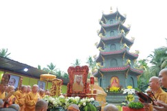 Chư tôn đức cử hành lễ cung thỉnh kim quan Trưởng lão Hòa thượng Thích Thiện Tánh nhập bảo tháp tại chùa Long Phú - Ảnh: Tâm Quý