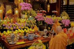 Môn đồ đệ tử dâng phạn thực cúng dường Trưởng lão Hòa thượng Thích Bửu Huệ - Ảnh: Tâm Quý