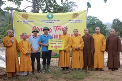Hòa thượng Thích Thọ Lạc trao bảng tượng trưng số tiền ủng hộ xây nhà cho bà con có hoàn cảnh đặc biệt khó khăn, bị ảnh hưởng lũ lụt ở Nghệ An