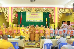 Thượng tọa Thích Quảng Lộc trao quyết định chuẩn y nhân sự đến các thành viên Đại diện Phật giáo khu vực II