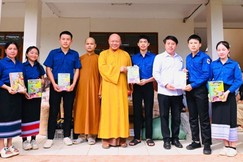 Chư tôn đức Ban Trị sự GHPGVN tỉnh Thanh Hóa trao quà tại Trường Nội trú tỉnh Hủa Phăn