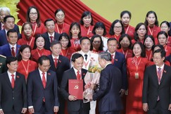 Tổng Bí thư Tô Lâm tặng hoa chúc mừng Bí thư Thành ủy TP.HCM Trần Lưu Quang