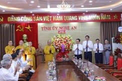 Ban Trị sự GHPGVN tỉnh Nghệ An tặng hoa chúc mừng