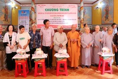 Trao quà đến bà con có hoàn cảnh khó khăn
