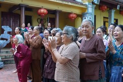 Niềm hoan hỷ của bà con khi được nhận quà hỗ trợ từ phái đoàn