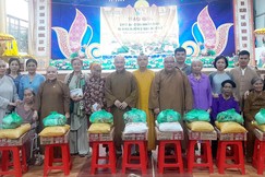 Trao quà đến người dân bị thiệt hại sau bão số 10