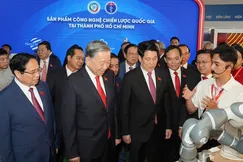 Tổng Bí thư Tô Lâm cùng lãnh đạo Đảng, Nhà nước tham quan triển lãm sản phẩm công nghệ chiến lược quốc gia tại Đại hội Đảng bộ TP.HCM lần thứ I - Ảnh: Thuận Văn