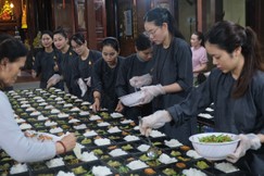 Các phần cơm được Phật tử đạo tràng chùa Phật Học Tỉnh hội Quảng Trị chuẩn bị tươm tất