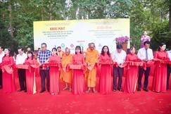 Cắt băng khai mạc triển lãm gian hàng trưng bày các sản phẩm đặc trưng của đồng bào dân tộc Khmer chào mừng Lễ hội Ok Om Bok năm 2025