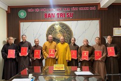 Trao quyết định thành lập đến chư tôn đức đại diện Ban Quản trị các tự viện 