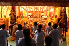 Trang nghiêm khóa lễ cúng ngọ tại chánh điện chùa Liên Bửu