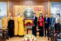 Ban Trị sự GHPGVN tỉnh Thanh Hóa tặng quà chúc mừng Chủ tịch UBND tỉnh Nguyễn Hoài Anh