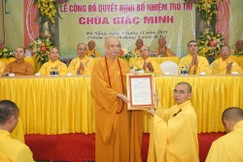 Hòa thượng Thích Phước Minh trao quyết định bổ nhiệm trụ trì chùa Giác Minh đến Đại đức Thích Đồng Tường
