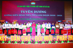 Đại đức Thích Thiện Nghĩa nhận Bằng tuyên dương "Gương điển hình tiên tiến" do Ủy ban MTTQVN xã Củ Chi (TP.HCM) trao tặng