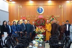 Lãnh đạo TP.Huế tặng hoa chúc mừng ngày Nhà giáo Việt Nam 20-11