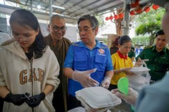 Chủ tịch Ủy ban MTTQVN TP.HCM Nguyễn Phước Lộc thăm bếp cơm từ thiện dã chiến tại tỉnh Khánh Hòa