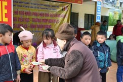 Ni sư Thích nữ Minh Liên tặng quà đến các em học sinh