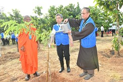 Các đại biểu tham gia hoạt động thực hiện "Vườn cây Đại đoàn kết" - Ảnh: Việt Dũng 