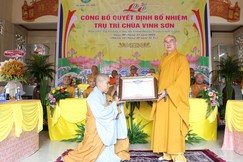 Thượng tọa Thích Lệ Lạc trao quyết định bổ nhiệm trụ trì chùa Vinh Sơn đến Sư cô Thích nữ Đức Huy 