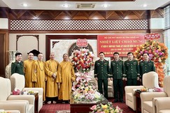 Chư tôn đức Ban Trị sự GHPGVN tỉnh tặng hoa chúc mừng Bộ Chỉ huy Quân sự tỉnh Nghệ An