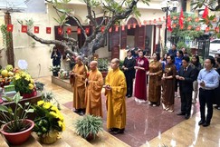 Chư tôn đức cùng đại diện lãnh đạo Ủy ban Hòa bình TP.Hà Nội dâng hương, tụng kinh cầu siêu, tưởng niệm anh linh các anh hùng liệt sĩ tại Di tích Đài tưởng niệm Khâm Thiên