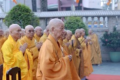 Đức Pháp chủ niêm hương trong Lễ an vị vĩnh viễn xá-lợi Trái tim Bồ-tát Thích Quảng Đức tại tháp Đa Bảo trong khuôn viên Việt Nam Quốc Tự - Ảnh: Bảo Toàn/BGN