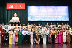 Lãnh đạo Thành phố chụp ảnh cùng các nhà báo và văn nghệ sĩ tại TP.HCM - Ảnh: Hoàng Hùng/SGGP