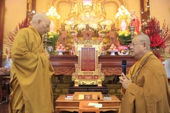 Hòa thượng Thiền chủ và Thượng tọa Phó Thiền chủ hạ trường chùa Quang Thọ tác pháp đối thú theo phép Thượng tọa - Ảnh: Lê Vũ/BGN