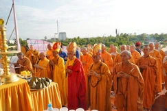 Chư tôn đức dâng hương tưởng niệm các anh hùng liệt sĩ tại Nghĩa trang Liệt sĩ Ninh Thuận (xã Xuân Hải)