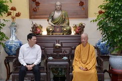 Cục trưởng Cục An ninh nội địa - Bộ Công an thăm, chúc mừng Đại lễ Vu lan đến Đức Pháp chủ GHPGVN - Ảnh: Bảo Toàn/BGN