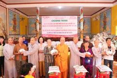 Chùa Vạn Hòa kết hợp thiền viện Linh Chiếu tặng quà đến bà con tại xã Cầu Kè, tỉnh Vĩnh Long