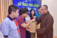 Thượng tọa Thích Tâm Hải trao học bổng đến học sinh, sinh viên nhân dịp kỷ niệm 50 năm Báo Giác Ngộ xuất bản số báo đầu tiên (1-1-1976 – 1-1-2026) - Ảnh: Quảng Đạo/BGN