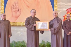 Thượng tọa Thích Tâm Hải nhận Bằng công đức của Ban Thường trực Ban Trị sự GHPGVN TP.HCM ghi nhận những đóng góp tích cực trong công tác thông tin - truyền thông Phật giáo TP.HCM năm 2025 - Ảnh: Quảng Đạo/BGN