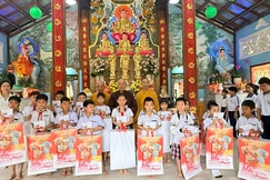 Chùa Kim Thiền tổng kết và trao học bổng đến các em học sinh nhân dịp cuối năm