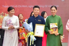 Đại diện Báo Giác Ngộ nhận giải khuyến khích bìa báo Xuân Bính Ngọ năm 2026