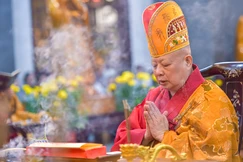 Hòa thượng Thích Lệ Trang hướng dẫn đại chúng trì tụng Kinh Dược Sư tại chùa Phổ Quang vào tối mùng 6 Tết Bính Ngọ - Ảnh: Quảng Đạo/BGN