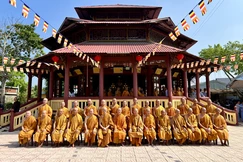 Chư Tăng lưu niệm trước chánh điện tịnh xá Pháp Đăng (X.An Bình, tỉnh Vĩnh Long) sau thời gian dài xây dựng - Ảnh: Quảng Đạo/BGN