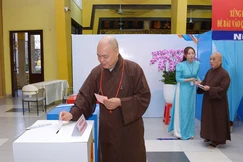 Thượng tọa Thích Thanh Phong bỏ phiếu bầu đại biểu Quốc hội và Hội đồng Nhân dân các cấp tại điểm số 7 (P.Xuân Hòa, TP.HCM) - Ảnh: Bảo Toàn/BGN