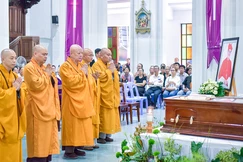 Hòa thượng Thích lệ Trang cùng thành viên phái đoàn Ban Thường trực Ban Trị sự GHPGVN TP.HCM trước linh cữu của ngài Hồng y Gioan Baotixita Phạm Minh Mẫn - Ảnh: Quảng Đạo/BGN