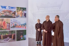 Hòa thượng Thích Lệ Trang khảo sát không gian tổ chức triển lãm "45 năm Giáo hội Phật giáo Việt Nam: Phát triển cùng đất nước - Bước vào kỷ nguyên mới - Ảnh: Quảng Đạo/BGN