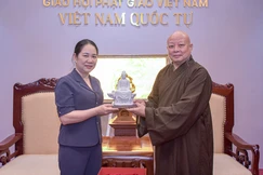 Hòa thượng Thích Lệ Trang trao tặng bức tượng Bồ-tát Quán Thế Âm - quà tặng của Đại hội đại biểu Phật giáo TP.HCM lần thứ I đến bà Nông Thị Hà, Thứ trưởng Bộ Dân tộc và Tôn giáo - Ảnh: Quảng Đạo/BGN