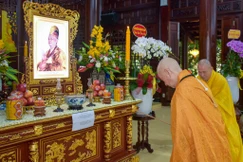 Đức Pháp chủ dâng hương tưởng niệm Đại lão Hòa thượng Thích Trí Thủ tại chánh điện Quảng Hương Già Lam vào sáng 17-4 - Ảnh: Quảng Đạo/BGN