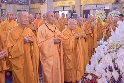 Chư vị giáo phẩm lãnh đạo Trung ương Giáo hội viếng tang Trưởng lão Hòa thượng Thích Giác Tường tại pháp viện Minh Đăng Quang vào sáng 6-5 - Ảnh: Quảng Đạo/BGN