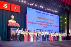 Lãnh đạo Thành ủy TP.HCM trao Bằng khen đến 181 tập thể và 177 cá nhân điển hình trong học tập và làm theo tư tưởng, đạo đức, phong cách Hồ Chí Minh năm 2026 - Ảnh: Quảng Đạo/BGN