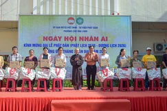 Lãnh đạo Ủy ban MTTQVN phường Cầu Ông Lãnh và các tự viện trên địa bàn trao quà đến người dân tại sự kiện “Ngày hội Nhân ái” diễn ra vào sáng 23-5 - Ảnh: Quảng Đạo/BGN