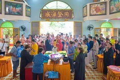 Người Hoa TP.HCM thực hiện nghi thức Tắm Phật tại chùa Long Hoa (P.Phú Định) vào sáng mùng 8-4 Âm lịch - Ảnh: Quảng Đạo/BGN
