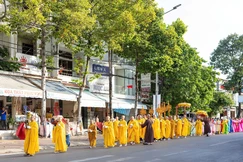 Lễ rước Phật Đản sanh và thắp sáng 7 đóa sen trên sông Cà Ty mùa Phật đản Phật lịch 2570 do Ban Trị sự GHPGVN tỉnh Lâm Đồng tổ chức