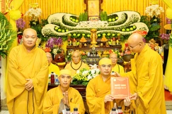 Thượng tọa Thích Thiện Quý trao quyết định bổ nhiệm trụ trì chùa Chơn Giác đến Đại đức Thích Trung Giảng